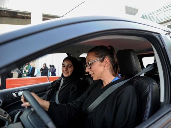 بالفيديو: سعوديات يتدربن على قيادة السيارات