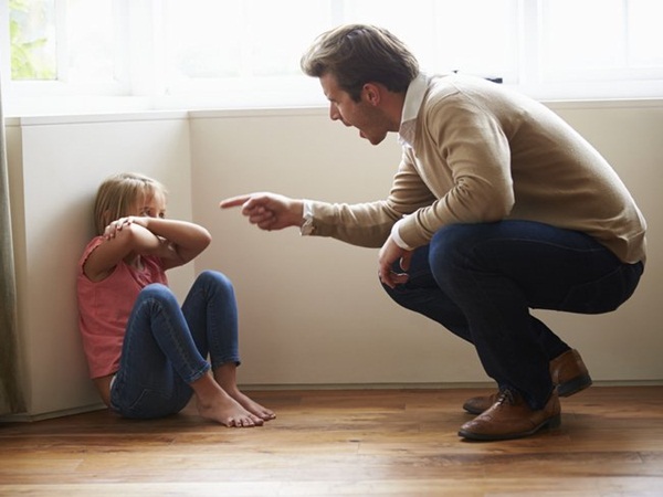 يقتل ابنته مع والدته .. ويساعدها في الإتجار بالبشر