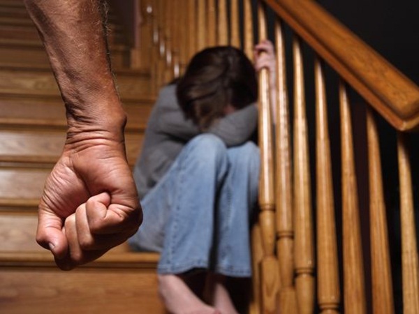 يقتل ابنته مع والدته .. ويساعدها في الإتجار بالبشر