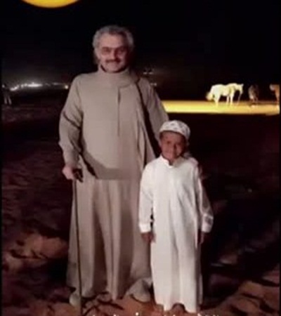 بالفيديو .. ماذا أهدى الوليد ابن طلال للطفل السحلي