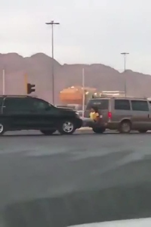بالفيديو .. سيارة تقطر السيارة الأخرى بواسطة شاب