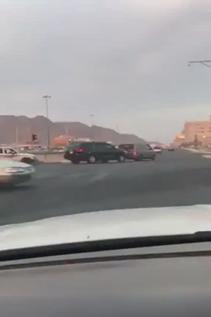 بالفيديو .. سيارة تقطر السيارة الأخرى بواسطة شاب