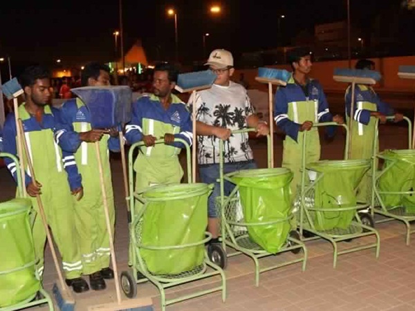 شاهد بالفيديو .. ينظفون مكة بعد الإنتهاء من مناسك الحج