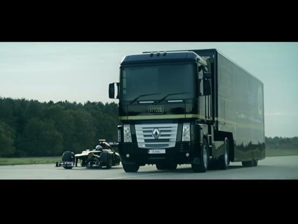 شاهد شاحنة ضخمة تقفز 83 قدمًا في الهواء فوق سيارة سباق