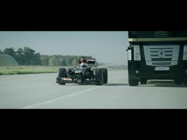 شاهد شاحنة ضخمة تقفز 83 قدمًا في الهواء فوق سيارة سباق