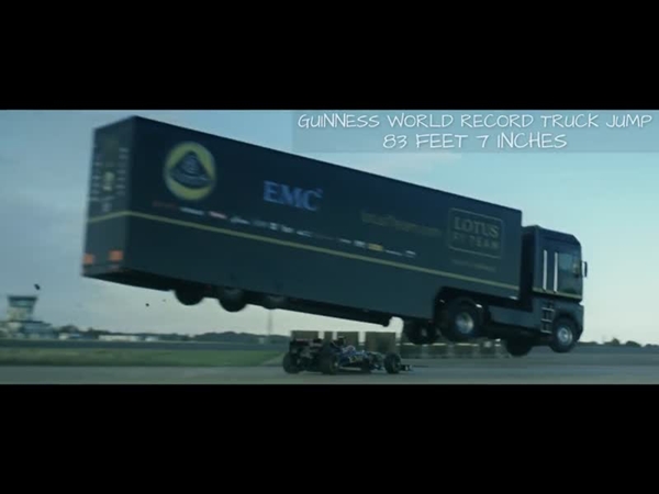 شاهد شاحنة ضخمة تقفز 83 قدمًا في الهواء فوق سيارة سباق