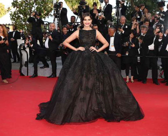 إطلالات حسناوات "بوليوود" في مهرجان "Cannes" تضاهي حسناوات "هوليوود" بالصور