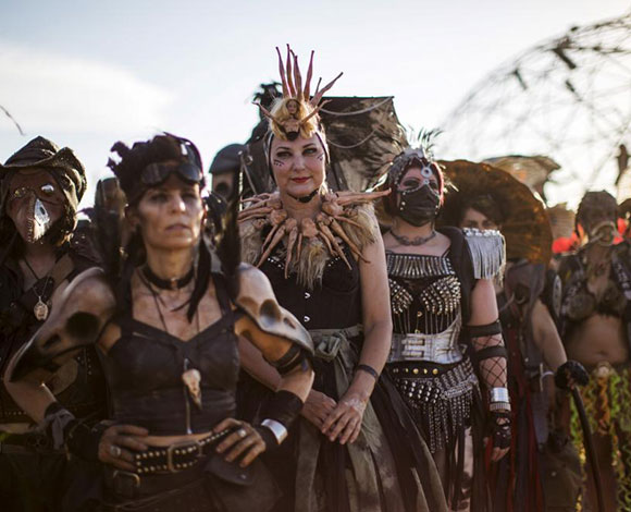 بالصور... عشاق سلسلة أفلام "Mad Max" يتجمعون بأزياء الفيلم وشخصياته المرعبة
