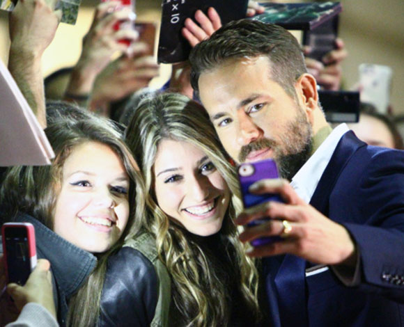 اليك اجمل صور المشاهير وهي تلتقط صور Selfie لهذا العام