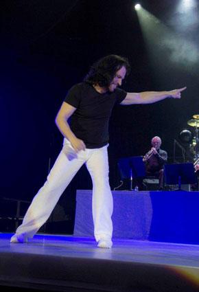 ياني يخطف الجمهور إلى عالم من دون حدود في دبي