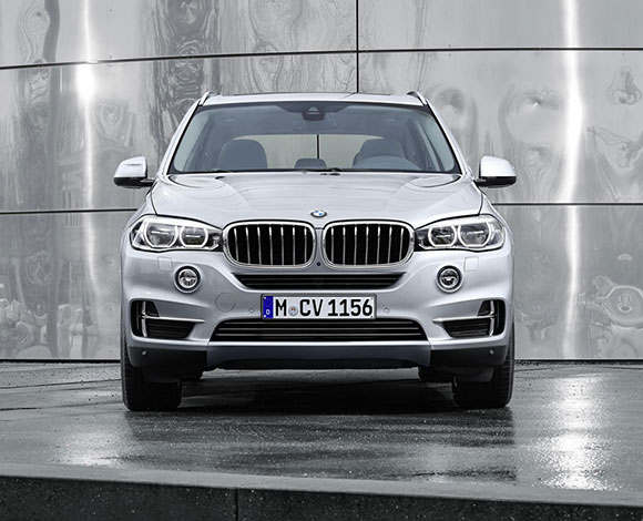 تعرف إلى أحدث سيارات بي إم دبليو رباعية الدفع الجديدة X5 xDrive40e