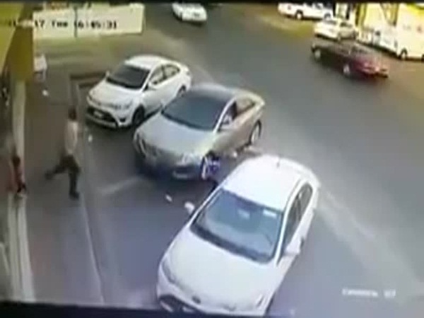 فيديو .. شاب ينقذ طفلًا من الموت