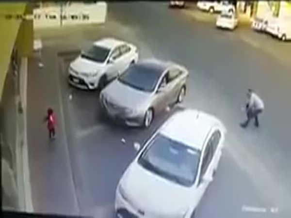 فيديو .. شاب ينقذ طفلًا من الموت