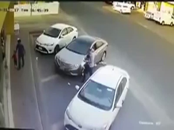 فيديو .. شاب ينقذ طفلًا من الموت