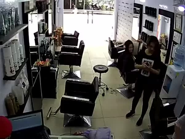 لحظة انفجار هاتف ايفون في فيتنام .. فيديو