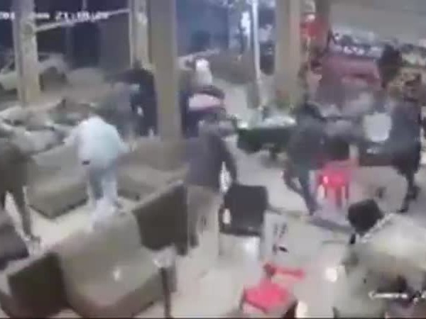 بالفيديو .. حالة هلع تنتاب الجميع بسبب الزلزال