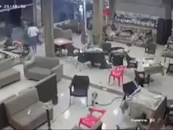 بالفيديو .. حالة هلع تنتاب الجميع بسبب الزلزال