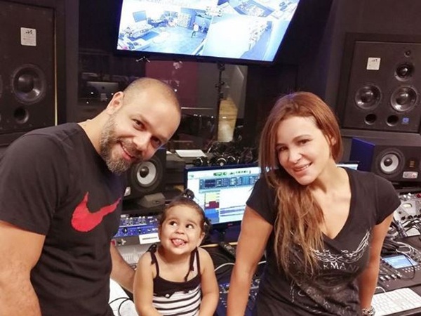 ابنة كارول سماحة تخرج لسانها للعازفين