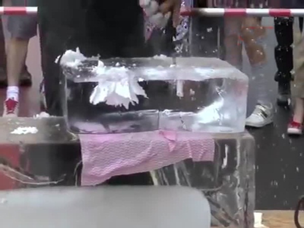 شاهد كيف حول قطعة الثلج إلى لوحة فنية