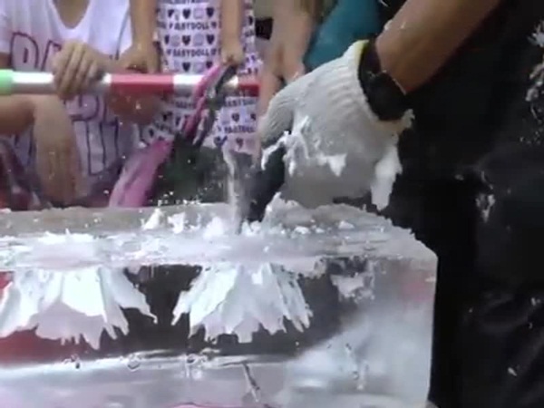 شاهد كيف حول قطعة الثلج إلى لوحة فنية
