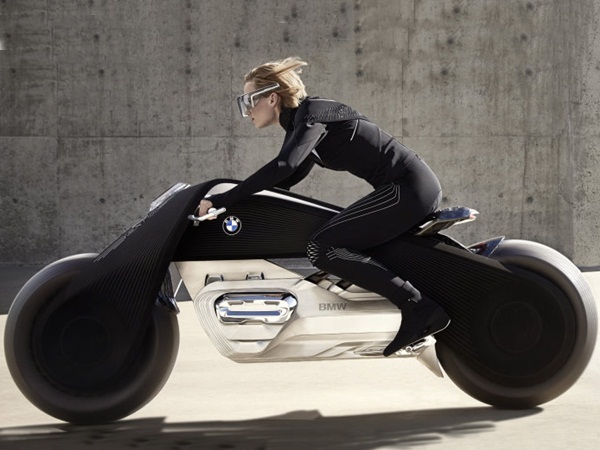 BMW تحتفل بمئويتها بهذه الدراجة النارية المذهلة .. شاهدها