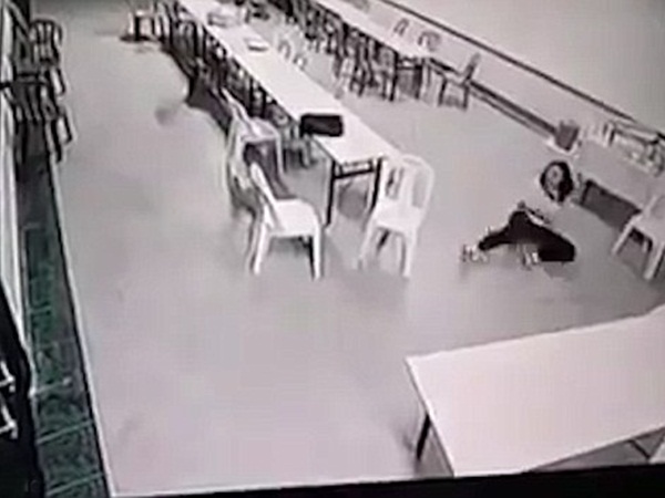 شبح يهاجم صاحبة مطعم حتى تفقد الوعي .. فيديو