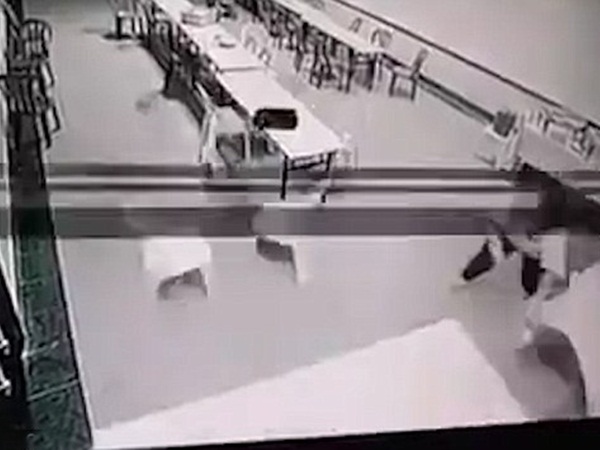 شبح يهاجم صاحبة مطعم حتى تفقد الوعي .. فيديو