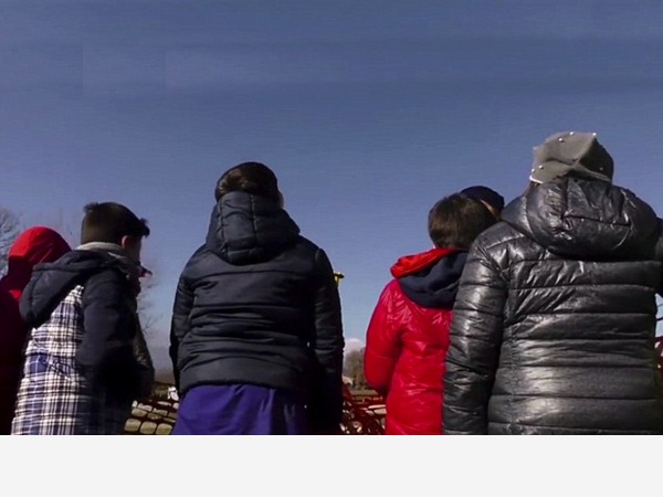 سانتا كلوز يهبط من السماء لتوزيع الهدايا