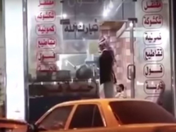 بالفيديو .. يشتري الفول بالصلاة على النبي