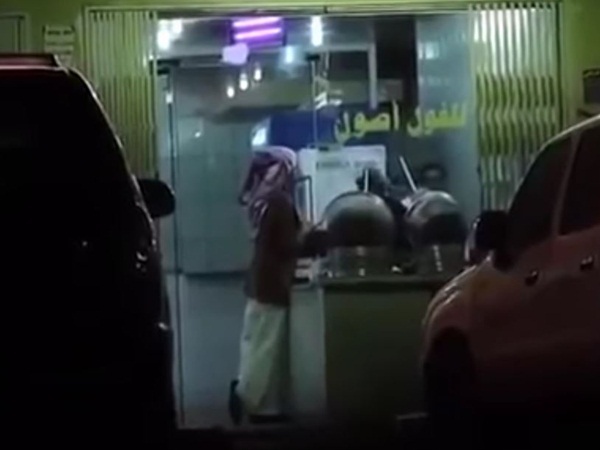 بالفيديو .. يشتري الفول بالصلاة على النبي