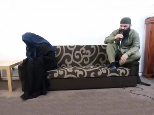 بالفيديو .. جلسة لإخراج الجن من جسد فتاة