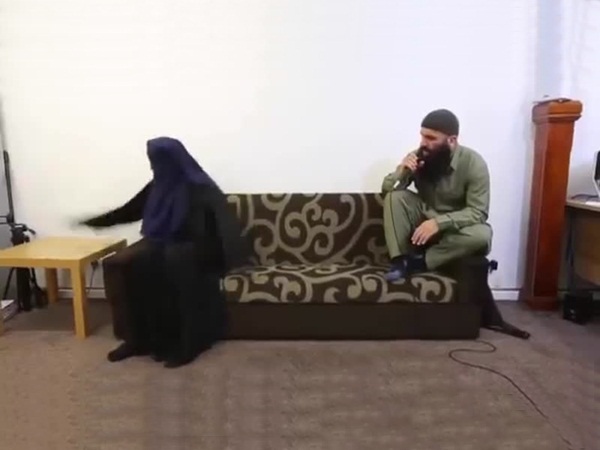 بالفيديو .. جلسة لإخراج الجن من جسد فتاة