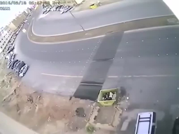 ظاهرة غريبة .. انزلاق السيارات في شارع بالرياض