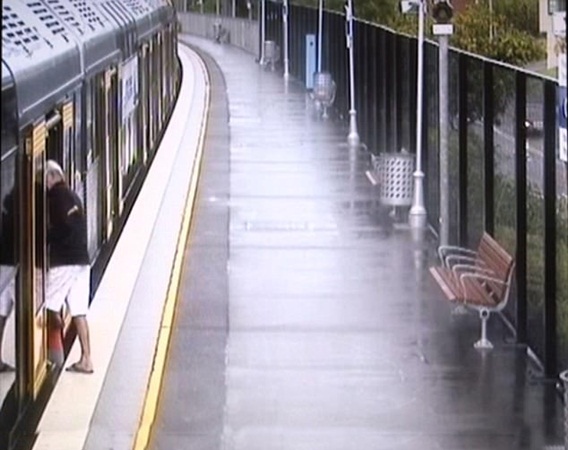 فيديو مرعب .. طفل يسقط بين القطار والرصيف