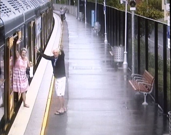 فيديو مرعب .. طفل يسقط بين القطار والرصيف