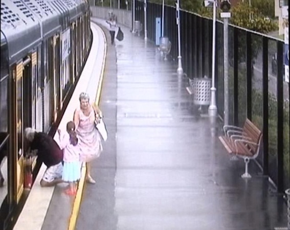 فيديو مرعب .. طفل يسقط بين القطار والرصيف