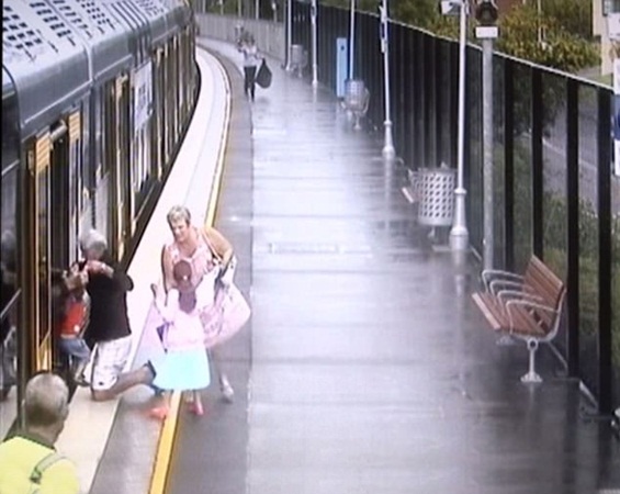 فيديو مرعب .. طفل يسقط بين القطار والرصيف