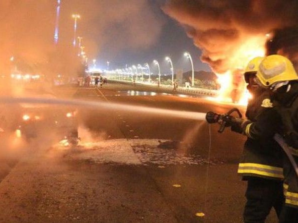 بالفيديو: احتراق 11 سيارة في موقف سيارات لمركز تجاري في دبي