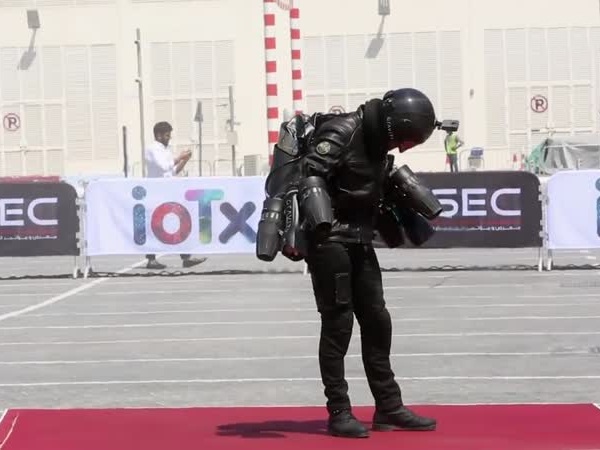 بالفيديو: "الرجل الحديدي" يحلق في سماء دبي!