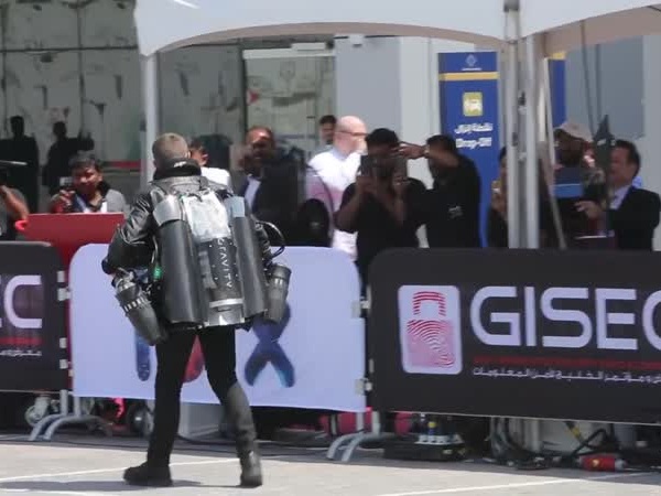 بالفيديو: "الرجل الحديدي" يحلق في سماء دبي!