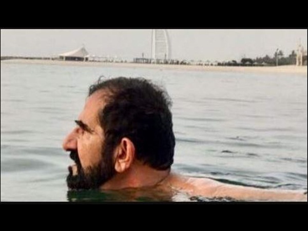 الشيخ محمد بن راشد في مياه شاطئ جميرا