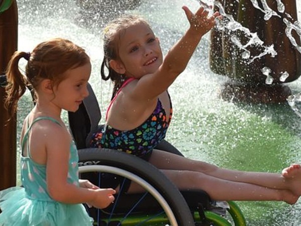 يبني أول مدينة ترفيهية من نوعها في العالم .. والسبب ابنته