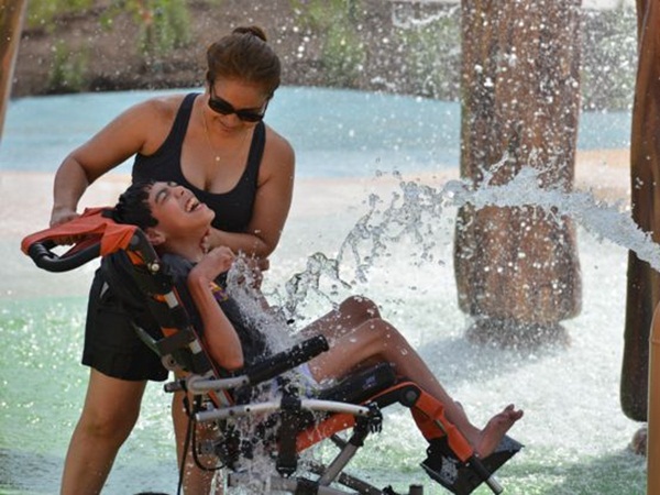 يبني أول مدينة ترفيهية من نوعها في العالم .. والسبب ابنته