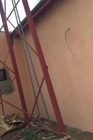 هدم أقاربها بيتهما .. فلجأت لولي العهد