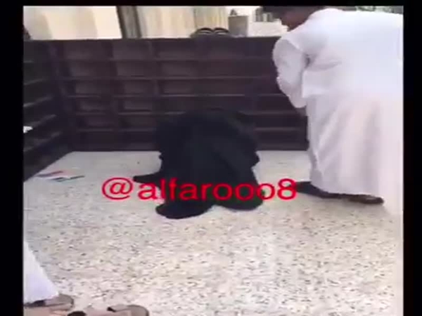 بالفيديو .. كشف خداع متسول يتنكر بالنقاب أمام مسجد
