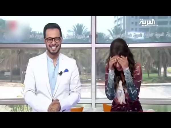 شاهد مذيعة قناة العربية وهي لا تستطيع التوقف عن الضحك بسبب هذا الأمر