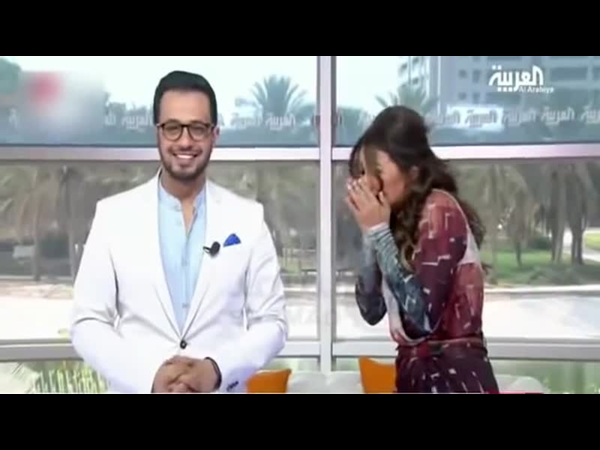 شاهد مذيعة قناة العربية وهي لا تستطيع التوقف عن الضحك بسبب هذا الأمر