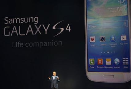 رائد يكشف تفاصيل S4 Galaxy الجديد من سامسنونغ