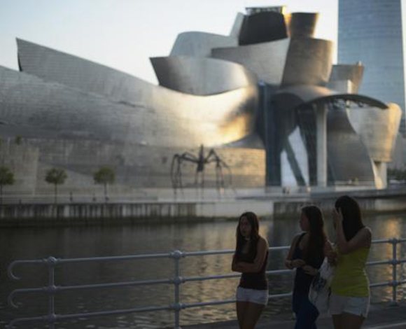 صور سفر حول العالم... مبان متعرجة مذهلة بتصميم اشهر مهندس معماري في العالم