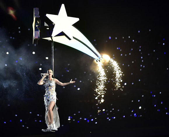 عرض احتفالي رائع جداً لنهائي الـ "Super Bowl" احيته كاتي بيري